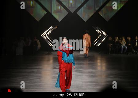 Berlin, Berlin-Friedrichshain, Deutschland. Februar 2024. Models zeigen auf dem Laufsteg der Verti Music Hall Kollektionen von Designer Danny Reinke. (Kreditbild: © Simone Kuhlmey/Pacific Press via ZUMA Press Wire) NUR REDAKTIONELLE VERWENDUNG! Nicht für kommerzielle ZWECKE! Stockfoto