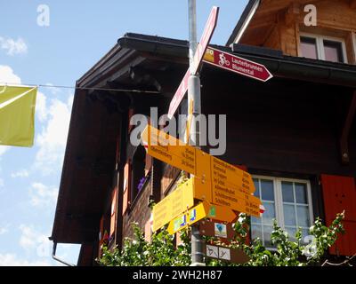 Wanderwegsschilder in Murren, Berner Oberland, Schweiz. Stockfoto