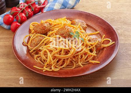 Italienische Spaghetti mit Fleischbällchen in Tomatensauce Stockfoto
