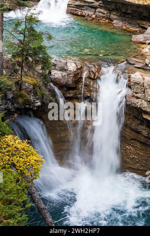 Wasserfall im Johnston Canyon, Banff National Park, Kanadische Rockies, Alberta, Kanada. Stockfoto