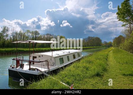 Canal-du-Bourgogne, Boot auf dem Kanal in der Nähe von Tanlay, Yonne, im Frühjahr Stockfoto