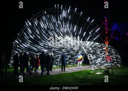 Dezember 2022. Brandneue Installationen zeigen Kew Gardens in einem völlig neuen Licht, während der ursprüngliche, festliche Lichtpfad Großbritanniens in die weltberühmten botanischen Gärten in London zurückkehrt. Stockfoto