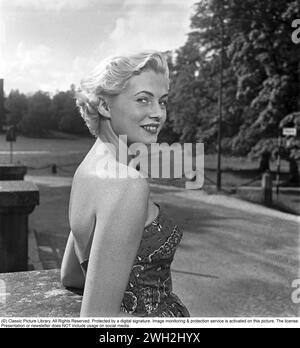 Anita Ekberg. Geboren am 29. September 1931, gestorben am 11. Januar 2015. Schwedische Schauspielerin. Als das Foto aufgenommen wurde, gewann sie den Miss Sweden Beauty Contest am 24. August 1951. Anita erhielt den Titel Miss Sweden durch eine Abstimmung in der Wochenzeitschrift Veckorevyn, bei der 1100 Mädchen in 28 schwedischen Städten und 125.000 Wählern um den Titel wetteiferten. Neben dem Preis erhielt sie auch eine Reise in die USA, wo sie die Stadt Atlantic City besuchen wird, in der Miss America normalerweise gekrönt wird, sowie Texas. Sie ist zu dieser Zeit 20 Jahre alt, gebürtig aus Malmö und von Beruf Model. 1951. Kristoffer Stockfoto