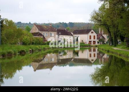 Tanlay, Yonne, Dorf am Canal-du-Bourgogne Stockfoto