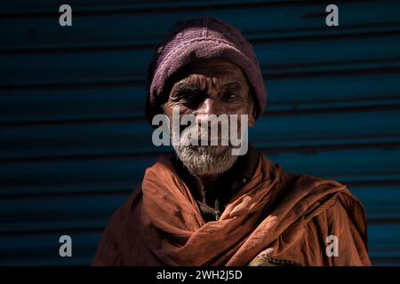 Kathmandu, Nepal - April 20,2023 : Messerschärfer schärfen Messer auf den Straßen von Kathmandu auf traditionelle Weise. Stockfoto