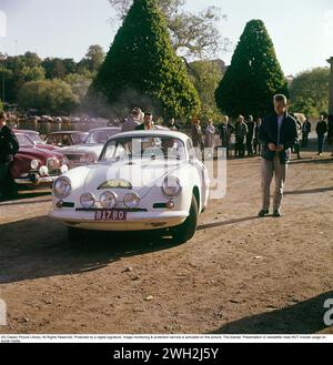 Mitternacht Sun Rally 1963. Ein Autorennen, das 1950 zum ersten Mal und 1964 zum letzten Mal ausgetragen wurde. Die Rallye wurde 1950 von Autodirektor Ernst S. Nilson gegründet. Hier Berndt Jansson am Start auf Schloss Karlberg am 18. Juni 1963. Er fährt einen Porsche 356 Carrera 2 GT und gewinnt auch die diesjährige Rallye-Ausgabe. Conard Ref. CV35, 36, 37 Stockfoto