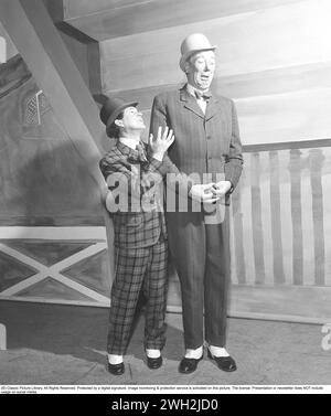 Lang und kurz in den 1940ern Åke Söderblom , 1910-1965 , schwedischer Schauspieler hier mit Calle Reinholdz 1909-1973 schwedischer Schauspieler und Sänger im Zusammenhang mit der Revue Mr. Floy kommt 1949 in die Stadt. Der kleine Mann scheint zu versuchen, den großen zu trösten, der weint. Kristoffersson Ref. AS70-4 Stockfoto