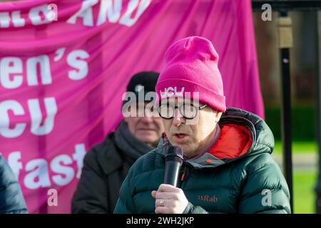 Belfast, Vereinigtes Königreich, 07 02 2024, Palestine Solidarity Rally Outside Queen's University Belfast Credit: HeadlineX/Alamy Stockfoto