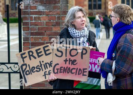 Belfast, Vereinigtes Königreich, 07 02 2024, Palestine Solidarity Rally Outside Queen's University Belfast Credit: HeadlineX/Alamy Stockfoto