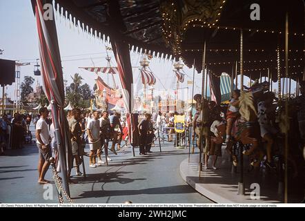 Disneyland in den 1950er Jahren Ein Freizeitpark im Disneyland Resort in Anaheim, Kalifornien. Es war der erste von der Walt Disney Company eröffnete Freizeitpark und der einzige, der unter direkter Aufsicht von Walt Disney entworfen und gebaut wurde und am 17. Juli 1955 eröffnet wurde. 1959. Anders Svahn Ref. SVA9 Stockfoto