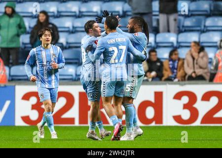 Coventry, Großbritannien. Februar 2024. Coventry City Mittelfeldspieler Callum O'Hare (10) erzielt ein TOR 2-1 und feiert mit Coventry City Mittelfeldspieler Kasey Palmer (45) Coventry City Verteidiger Milan van Ewijk (27) während des Coventry City FC gegen Sheffield Wednesday FC Emirates FA Cup 4. Runde Replay in der Coventry Building Society Arena, Coventry, England. Großbritannien am 6. Februar 2024 Credit: Every Second Media/Alamy Live News Stockfoto