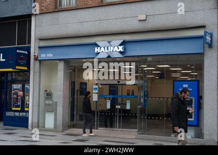 Slough, Großbritannien. Februar 2024. Eine Halifax Building Society in der Slough High Street, Berkshire. Der aktuelle Bankzinssatz liegt weiterhin bei 5,25 %. Kredit: Maureen McLean/Alamy Stockfoto