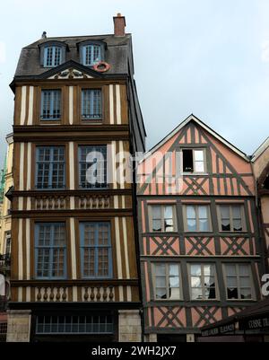 Fachwerkhäuser der Normandie, typisch für die Straßen von Rouen Stockfoto