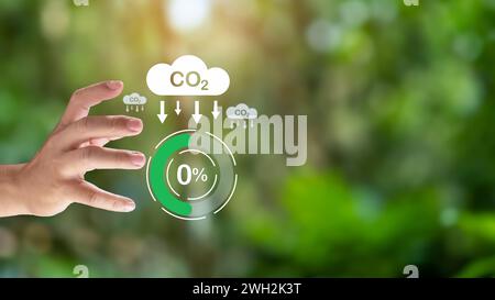 Symbol zur Reduzierung der CO2-Emissionen in der Hand halten, Unternehmen und Umwelt nachhaltig, Industrie und Unternehmen reduzieren den CO2-Ausstoß Stockfoto