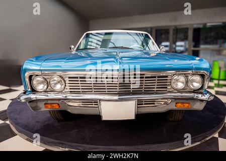 Antalya, Türkei - 1. Februar 2024: 1966 Chevrolet Impala im Automobilmuseum Antalya Stockfoto