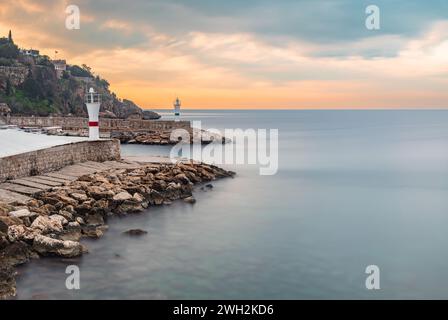 Eingang zum Yachthafen in der Altstadt von Antalya, fotografiert bei Sonnenaufgang mit Langzeitbelichtungstechnik Stockfoto