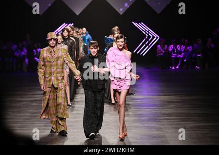 BERLIN - 7. Februar: Kilian Kerner und Modelle auf der Landebahn während der Kilian Kerner Runway Show im Rahmen der W.E4. Fashion Day in der Verti Music Hall am 7. Februar 2024 in Berlin. Stockfoto