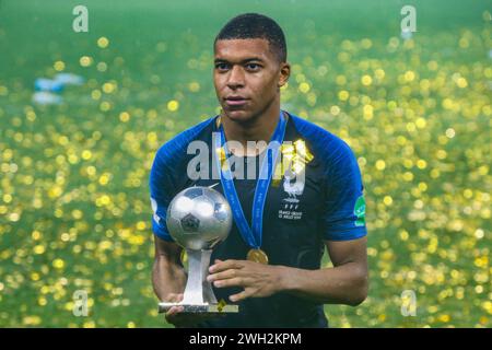 Kylian Mbappe aus Frankreich feiert mit der Trophäe beim Finale der FIFA-Weltmeisterschaft 2018 zwischen Frankreich und Kroatien im Luzhniki-Stadion. Endpunktzahl: Frankreich 4:2 Kroatien. (Foto: Grzegorz Wajda / SOPA Images/SIPA USA) Stockfoto