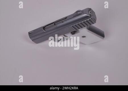 Halbautomatische Pistole mit Raven Arms Kaliber .25. Der P-25 wurde zwischen 1970 und 1991 produziert, 100 % in Amerika!! Stockfoto