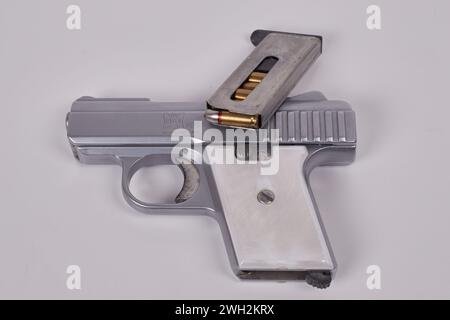 Halbautomatische Pistole mit Raven Arms Kaliber .25. Der P-25 wurde zwischen 1970 und 1991 produziert, 100 % in Amerika!! Stockfoto