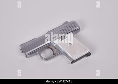 Halbautomatische Pistole mit Raven Arms Kaliber .25. Der P-25 wurde zwischen 1970 und 1991 produziert, 100 % in Amerika!! Stockfoto