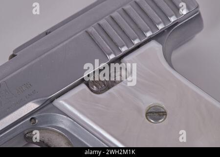 Halbautomatische Pistole mit Raven Arms Kaliber .25. Der P-25 wurde zwischen 1970 und 1991 produziert, 100 % in Amerika!! Stockfoto