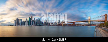 Skyline-Panorama von New York City auf dem Ostfluss. Stockfoto