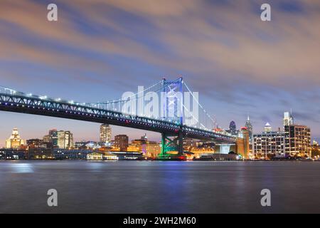 Philadelphia, Pennsylvania, USA Skyline am Delaware River mit Ben Franklin Bridge in der Abenddämmerung. Stockfoto