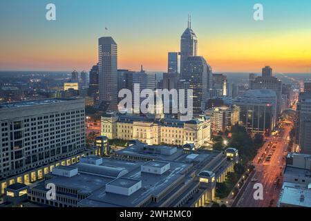 Indianapolis, Indiana, USA Downtown Skyline in der Dämmerung von oben. Stockfoto