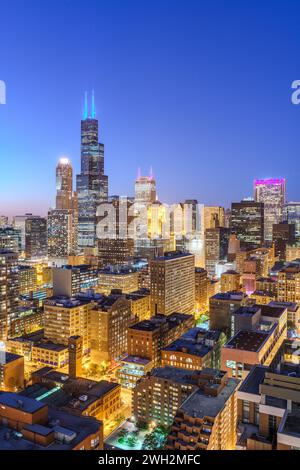Chicago, Illinois, USA Skyline von oben in der Abenddämmerung. Stockfoto