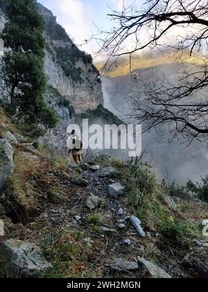 Ein Wanderer, der auf der Klippe steht. Ein Wanderweg zwischen Agerola und Amalfi, Amalfiküste, Italien Stockfoto