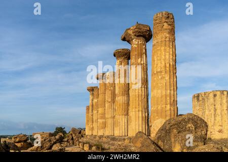 Agrigento, Italien - 3. Januar 2024: Blick auf den Tempel des Herakles im Tal der Tempel Stockfoto