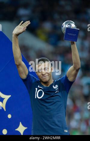 Kylian Mbappe aus Frankreich mit der Trophäe während des Finalspiels der FIFA-Weltmeisterschaft 2018 zwischen Frankreich und Kroatien im Luzhniki-Stadion. Endpunktzahl: Frankreich 4:2 Kroatien. Stockfoto