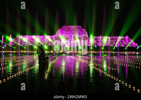 Dezember 2022. Brandneue Installationen zeigen Kew Gardens in einem völlig neuen Licht, während der ursprüngliche, festliche Lichtpfad Großbritanniens in die weltberühmten botanischen Gärten in London zurückkehrt. Stockfoto