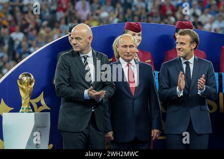 Moskau, Russland. Juli 2018. Gianni Infantino aus der Schweiz (L), Wladimir Putin aus Russland (C) und Emmanuel Macron (R) aus Frankreich beim Endspiel der FIFA Fussball-Weltmeisterschaft 2018 zwischen Frankreich und Kroatien im Luschniki-Stadion. Endpunktzahl: Frankreich 4:2 Kroatien. Quelle: SOPA Images Limited/Alamy Live News Stockfoto