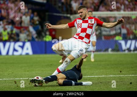 Moskau, Russland. Juli 2018. Ante Rebic von Kroatien (L) und Lucas Hernandez von Frankreich (R) wurden während des Finalspiels der FIFA Fussball-Weltmeisterschaft 2018 zwischen Frankreich und Kroatien im Luzhniki-Stadion gezeigt. Endpunktzahl: Frankreich 4:2 Kroatien. Quelle: SOPA Images Limited/Alamy Live News Stockfoto