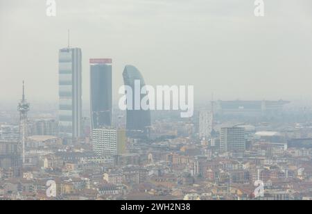 Mailand, Italien. Februar 2024. Foto Stefano Porta/LaPresse07-02-2024 Milano, Italia - Cronaca - La qualit&#xe0; dell'aria su Milano vista dalla Torre Unicredit Nella Foto: I grattacieli di City Life la Torre Antenna Rai e lo stadio di San Siro Februar 07, 2024 Mailand, Italien - Nachrichten - die Luftqualität über Mailand vom Unicredit Tower aus gesehen Credit: LaPresse/Alamy Live News Stockfoto