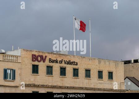 Valletta, Malta - 23. Dezember 2023: Blick auf das Hauptquartier der Bank of Valletta in Valletta mit der maltesischen Flagge auf dem Dach Stockfoto