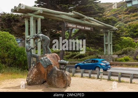 Great Ocean Road, Eastern View, Victoria, Australien   15. Oktober 2023: Ein Denkmal neben dem Memorial Arch, das den Arbeitern gewidmet ist, die das Spektakel gebaut haben Stockfoto