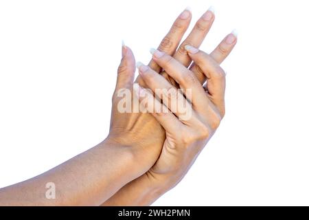 Hände einer Frau mit langen Nägeln ohne Farbe oder Ausbesserungen. Stockfoto