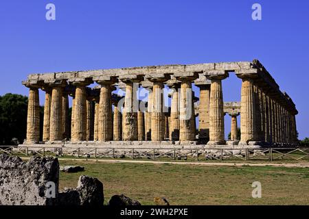 Tempel der Hera (auch bekannt als die Basilika), 530 v. Chr. Paestum ist eine antike griechische Stadt an der Küste des Tyrrhenischen Meeres, Magna Graecia. Roman, Italien, Italienisch . Stockfoto