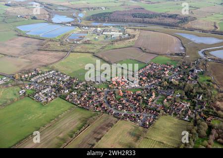 Aus der Vogelperspektive des Dorfes Elvington in der Nähe von York mit den großen Wasseraufbereitungswerken und dem Fluss Derwent im Hintergrund Stockfoto