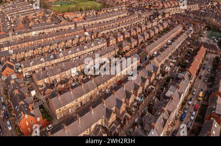 Ein Blick aus der Luft über die Dächer der von hinten nach hinten verlaufenden Reihenhäuser auf einem großen Wohngebiet im Norden Englands Stockfoto