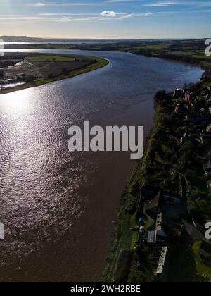 Blick flussabwärts auf den Fluss Severn bei Newnham, Gloucestershire. Stockfoto
