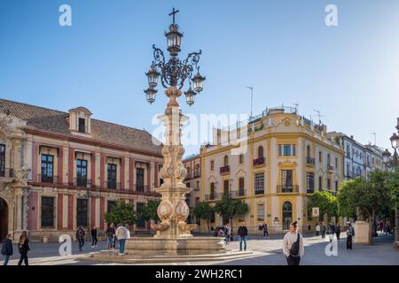 Fuente de la Farola Brunnen auf dem Plaza Virgen de los Reyes Platz in Sevilla, Andalusien, Spanien Stockfoto