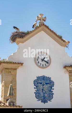 Fassade der Kirche „Unsere Lieben Frau des Rosenkranzes“ in Olhao, Portugal. Stockfoto