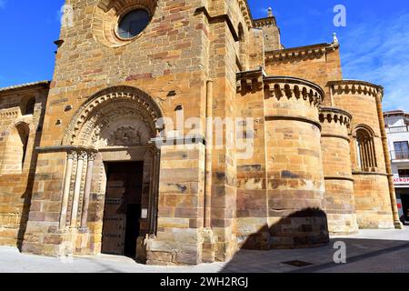 Benavente, Kirche Santa Maria del Azogue (romanisch und gotisch 12.-16. Jahrhundert). Neuer Säulengang aus dem 18. Jahrhundert. Provinz Zamora, Castilla y Leon, S. Stockfoto