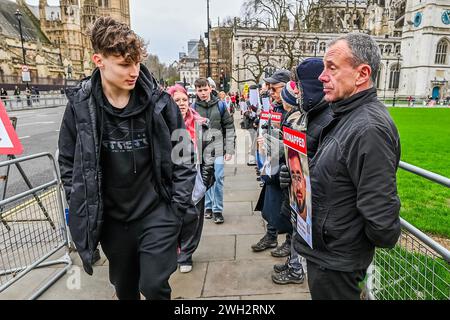 London, Großbritannien. Februar 2024. Bringen Sie sie nach Hause - Demonstranten versammeln sich vor dem Parlament, um die Rückgabe aller israelischen Menschen, die während ihres Angriffs von der Hamas entführt wurden, zu fordern. Seit Ausbruch der Gewalt und der israelischen Reaktion im Gazastreifen protestieren sie regelmäßig. Guy Bell/Alamy Live News Stockfoto