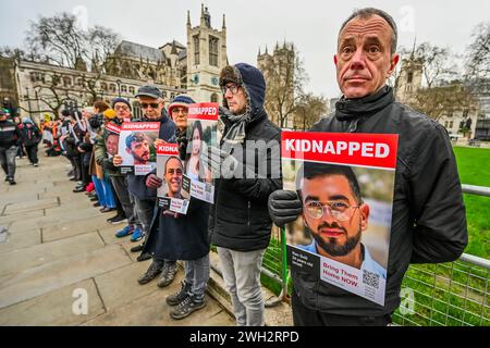 London, Großbritannien. Februar 2024. Bringen Sie sie nach Hause - Demonstranten versammeln sich vor dem Parlament, um die Rückgabe aller israelischen Menschen, die während ihres Angriffs von der Hamas entführt wurden, zu fordern. Seit Ausbruch der Gewalt und der israelischen Reaktion im Gazastreifen protestieren sie regelmäßig. Guy Bell/Alamy Live News Stockfoto