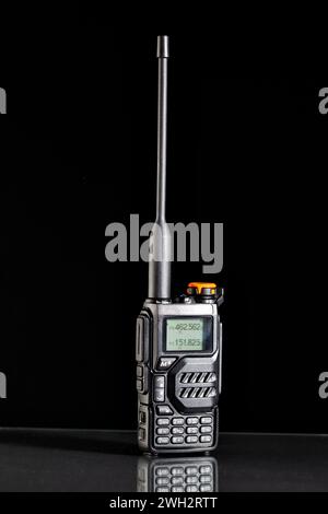 Walkie-Talkie – VHF/UHF-Funkgerät mit Antenne auf schwarzem Hintergrund Stockfoto